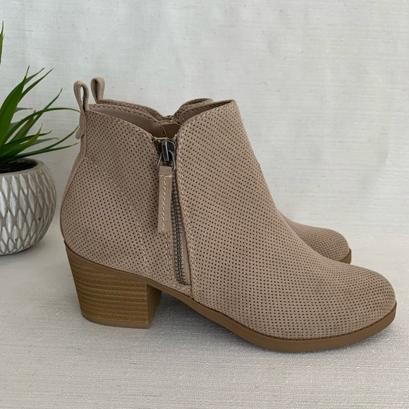 dolchetta Shoes - New Dolchetta Libby Beige Perforated Faux Suede Zip Heeled Ankle Boots Womens 8M